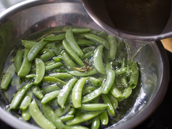 Groene erwten, ingeblikt voor de winter thuis