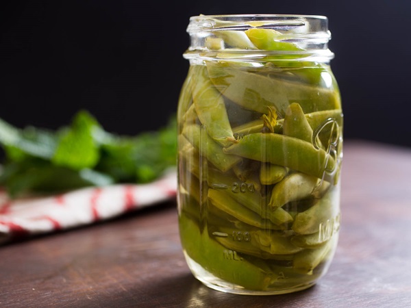 Groene erwten, ingeblikt voor de winter thuis