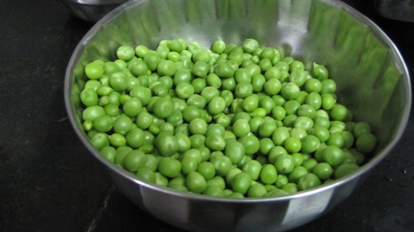 Groene erwten, ingeblikt voor de winter thuis