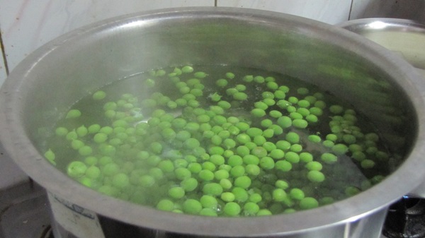 Groene erwten, ingeblikt voor de winter thuis
