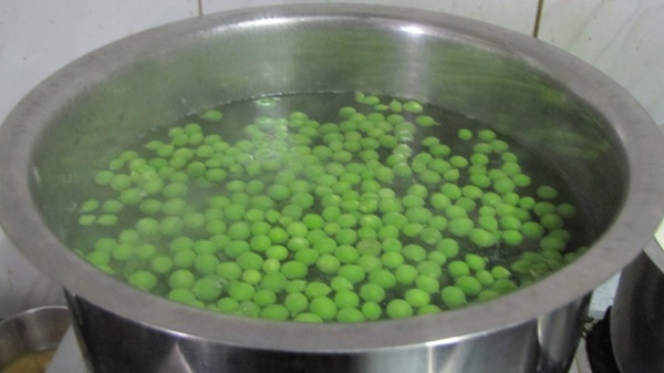Groene erwten, ingeblikt voor de winter thuis