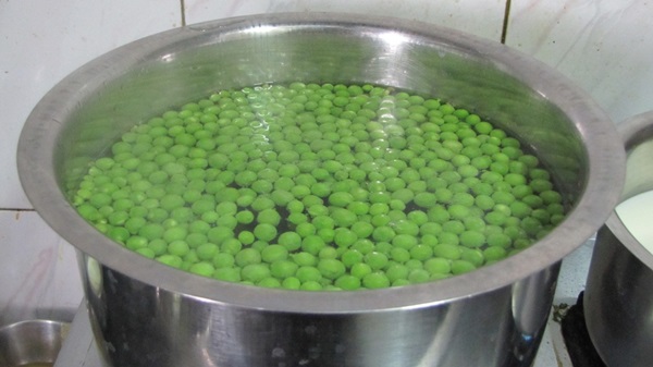 Groene erwten, ingeblikt voor de winter thuis