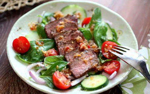 Salade met rundvlees en basilicum