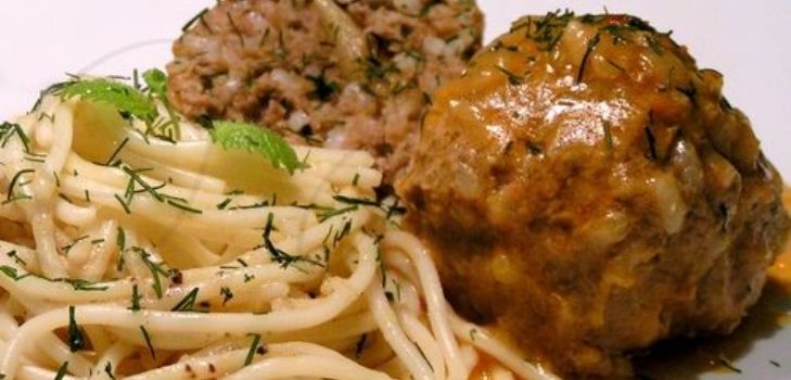gehaktballen op een bord