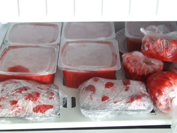 Frambozen met suiker voor de winter zonder te koken, Pyatiminutka, in de vriezer. Recept voor verse frambozen, geraspt met suiker