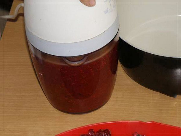 Frambozen met suiker voor de winter zonder te koken, Pyatiminutka, in de vriezer. Recept voor verse frambozen, geraspt met suiker