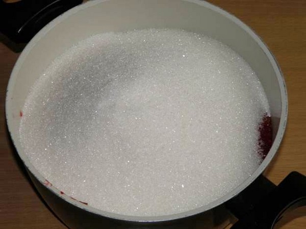 Frambozen met suiker voor de winter zonder te koken, Pyatiminutka, in de vriezer. Recept voor verse frambozen, geraspt met suiker