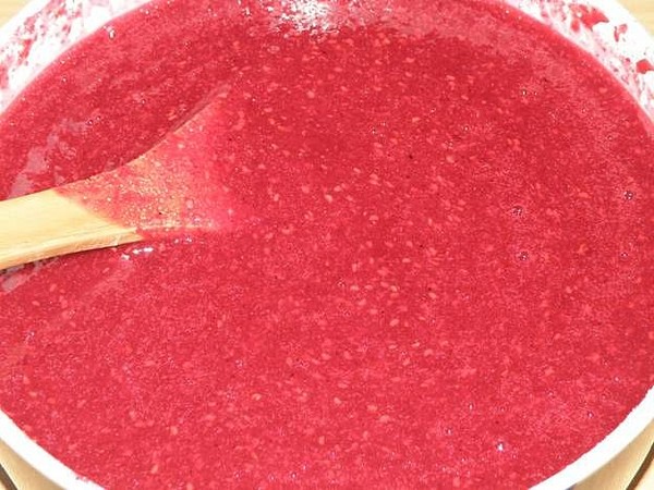 Frambozen met suiker voor de winter zonder te koken, Pyatiminutka, in de vriezer. Recept voor verse frambozen, geraspt met suiker