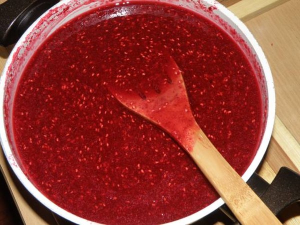 Frambozen met suiker voor de winter zonder te koken, Pyatiminutka, in de vriezer. Recept voor verse frambozen, geraspt met suiker