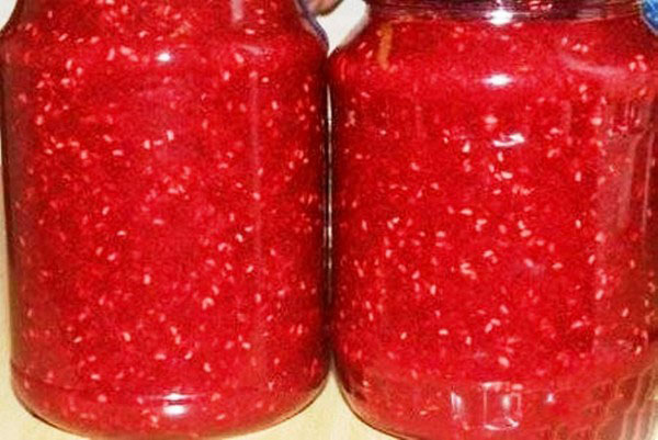 Frambozen met suiker voor de winter zonder te koken, Pyatiminutka, in de vriezer. Recept voor verse frambozen, geraspt met suiker