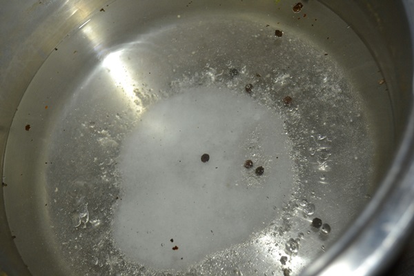 Krokante, lichtgezouten komkommer in een pan