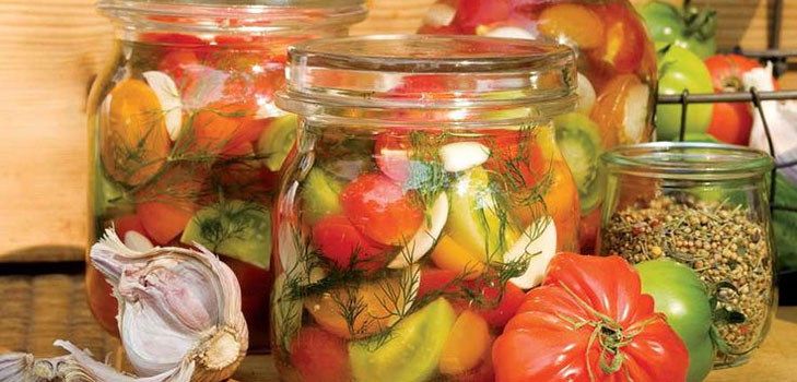 Vers gezouten tomaten in een zak en een pan