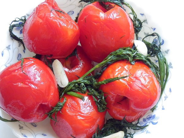 Vers gezouten tomaten in een zak en een pan