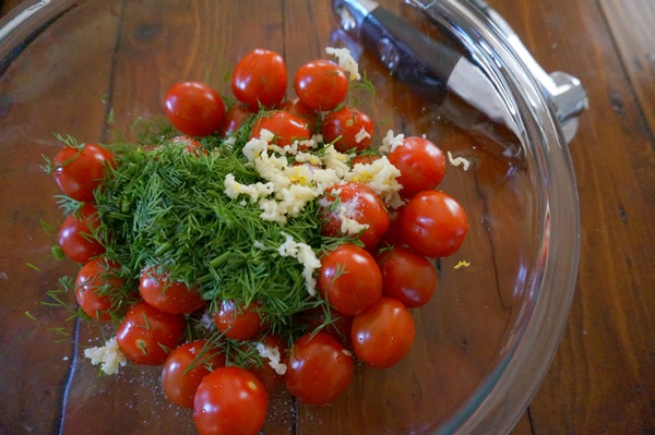 Vers gezouten tomaten in een zak en een pan