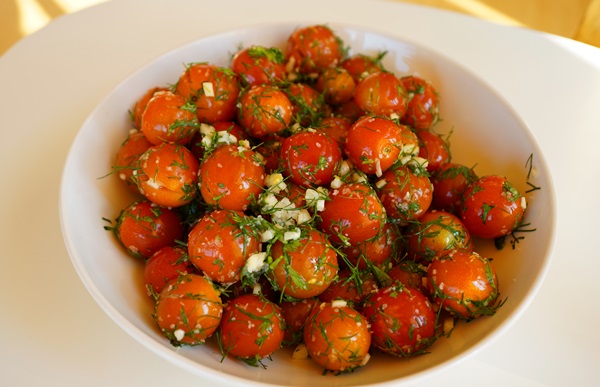 Vers gezouten tomaten in een zak en een pan