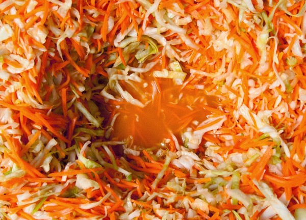 Zuurkool in de winter - knapperig, gepekeld, lekker, met aspirine, in de banken, zonder sterilisatie, onder de ijzeren deksel