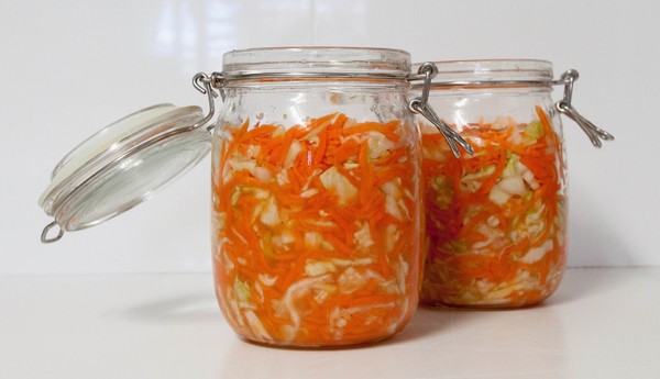 Zuurkool in de winter - knapperig, gepekeld, lekker, met aspirine, in de banken, zonder sterilisatie, onder de ijzeren deksel