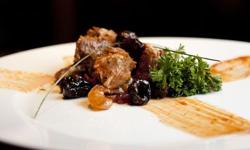 vlees met zoetzure saus, eenvoudig en heerlijk recept voor lamsvlees met pruimen en amandelen met zoetzure saus