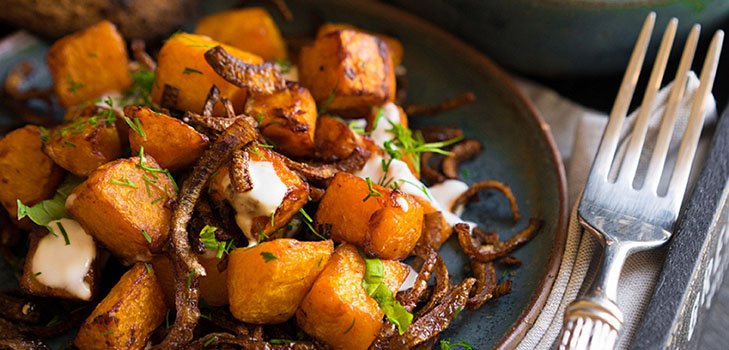 Een ongewoon recept: een heerlijke salade met pompoen en uien in frituren
