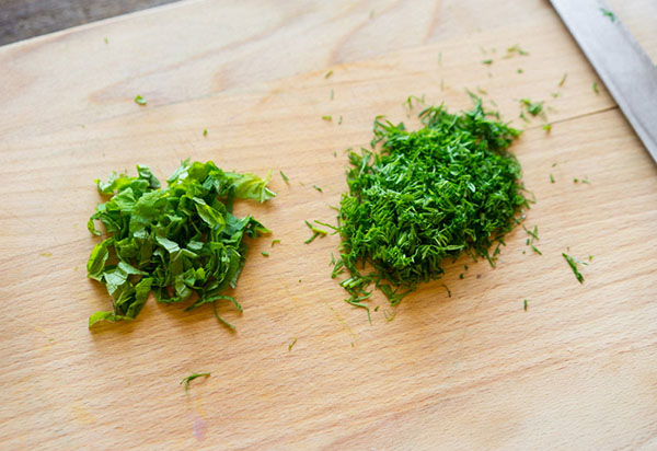 Een ongewoon recept: een heerlijke salade met pompoen en uien in frituren