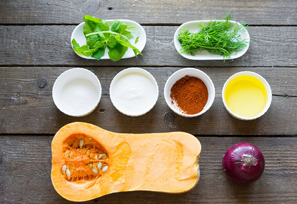 Een ongewoon recept: een heerlijke salade met pompoen en uien in frituren