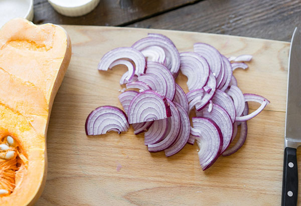 Een ongewoon recept: een heerlijke salade met pompoen en uien in frituren