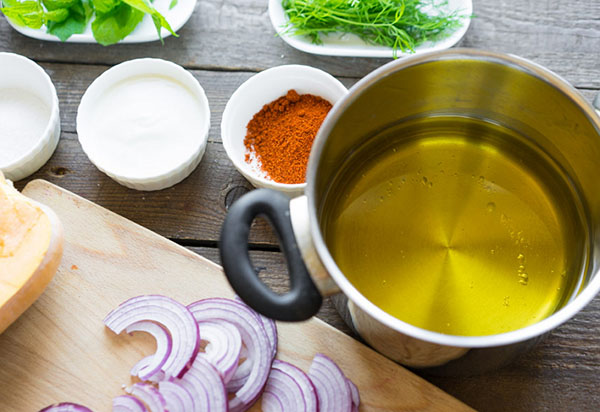 Een ongewoon recept: een heerlijke salade met pompoen en uien in frituren