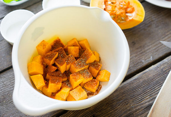 Een ongewoon recept: een heerlijke salade met pompoen en uien in frituren