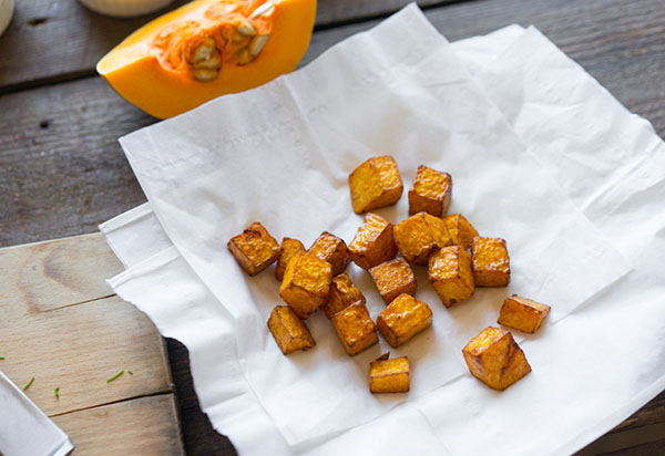 Een ongewoon recept: een heerlijke salade met pompoen en uien in frituren