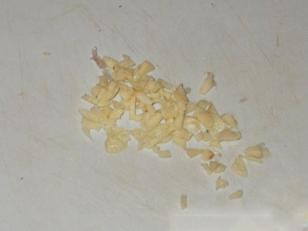 Komkommers op koude wijze onder pet nylon en metaal. Komkommers op een koude manier plukken voor de winter: met mosterd, wodka, azijnvrij