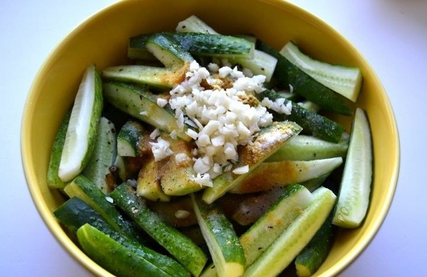 Komkommers met mosterd voor de winter zonder sterilisatie en daarmee, op warme en koude manier. Salade van overrijpe komkommers met mosterd