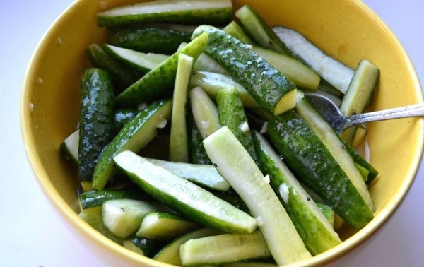 Komkommers met mosterd voor de winter zonder sterilisatie en daarmee, op warme en koude manier. Salade van overrijpe komkommers met mosterd