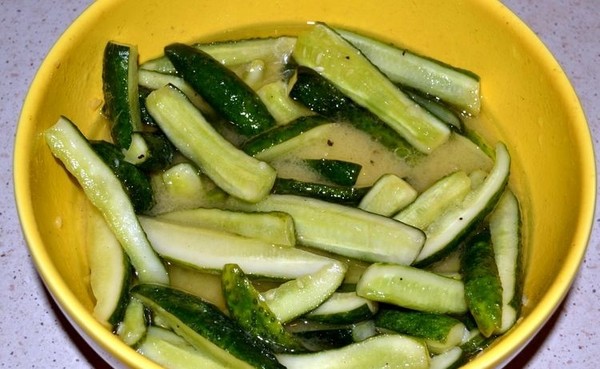 Komkommers met mosterd voor de winter zonder sterilisatie en daarmee, op warme en koude manier. Salade van overrijpe komkommers met mosterd
