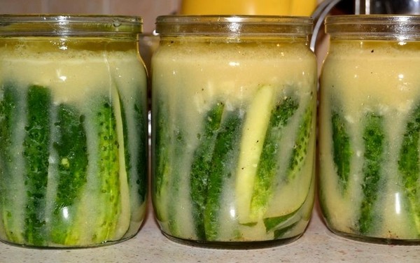 Komkommers met mosterd voor de winter zonder sterilisatie en daarmee, op warme en koude manier. Salade van overrijpe komkommers met mosterd