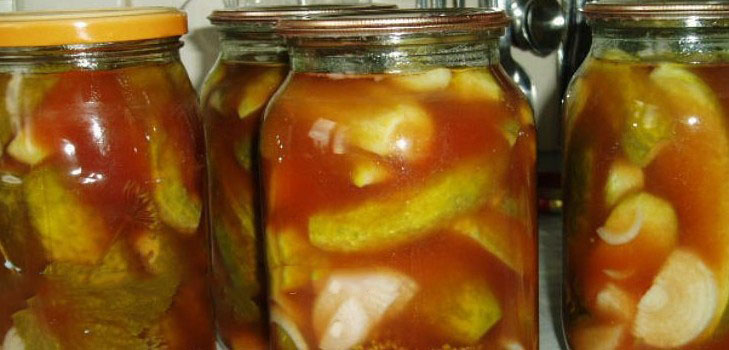 Komkommers met ketchup voor de winter - zonder sterilisatie, in blikjes. Oogsten voor de winter scherpe en knapperige komkommer met ketchup chili