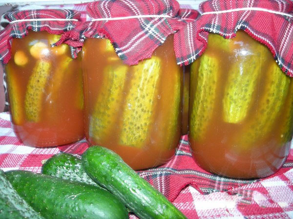 Komkommers met ketchup voor de winter - zonder sterilisatie, in blikjes. Oogsten voor de winter scherpe en knapperige komkommer met ketchup chili