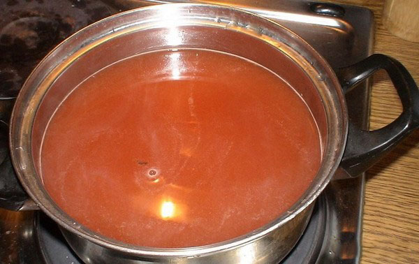 Komkommers met ketchup voor de winter - zonder sterilisatie, in blikjes. Oogsten voor de winter scherpe en knapperige komkommer met ketchup chili