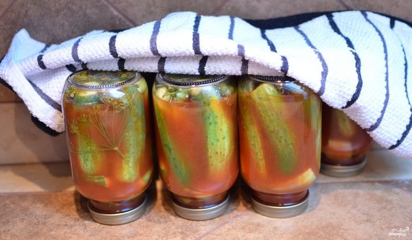 Komkommers met ketchup voor de winter - zonder sterilisatie, in blikjes. Oogsten voor de winter scherpe en knapperige komkommer met ketchup chili