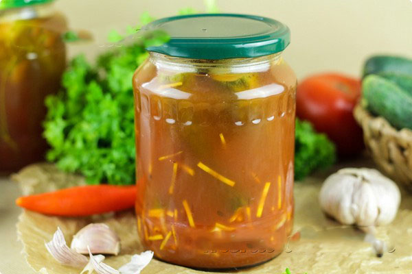 Komkommers met ketchup voor de winter - zonder sterilisatie, in blikjes. Oogsten voor de winter scherpe en knapperige komkommer met ketchup chili