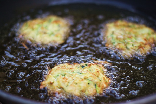 Heerlijke pannekoeken van courgettes op snelle recepten