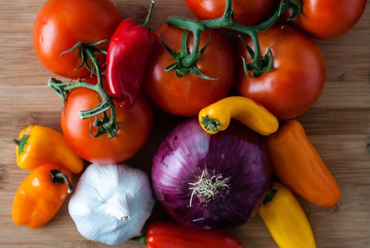 Tomaten wiggen voor de winter met uien - foto recept blanks