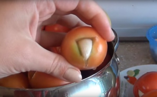 Tomaten met knoflook voor de winter, recepten. Tomaten oogsten met knoflook voor de winter: een recept voor snel koken, zonder sterilisatie, gezouten zonder te baden