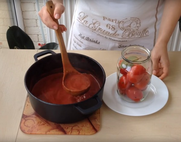 Tomaten in hun eigen sap voor de winter, recepten met foto's