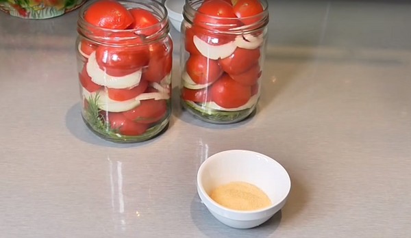 Tomaten in gelatine voor de winter - recepten met uien, zonder sterilisatie. In de winter geoogste, ingemaakte tomaten in gelatine