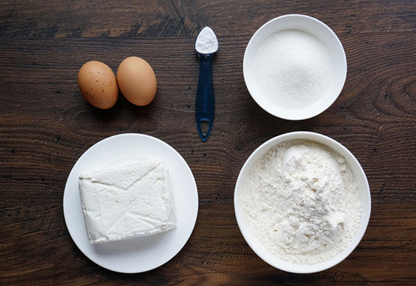 Een eenvoudig recept voor het ontbijt: kwark met kleurglazuur