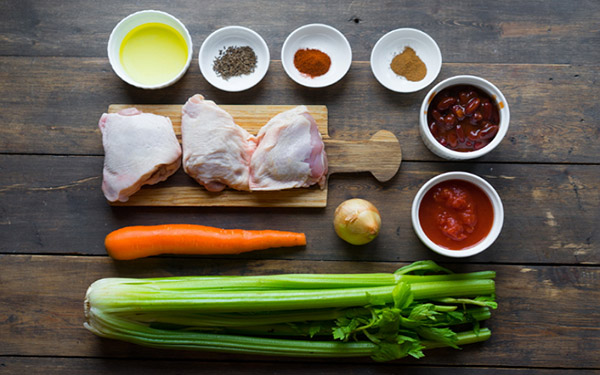 Een eenvoudig kippenrecept in een marinade met een groentegarnituur