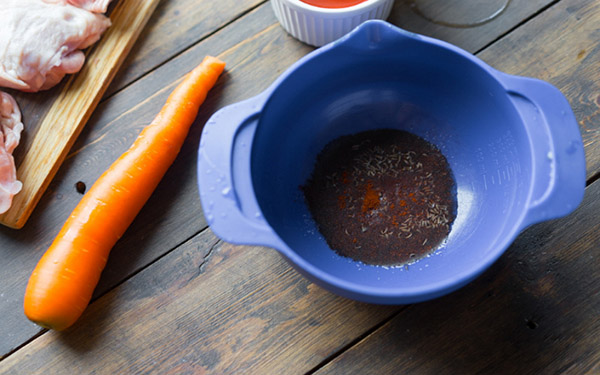 Een eenvoudig kippenrecept in een marinade met een groentegarnituur
