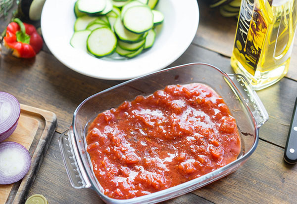 Een eenvoudig recept: ratatouille in pittige saus
