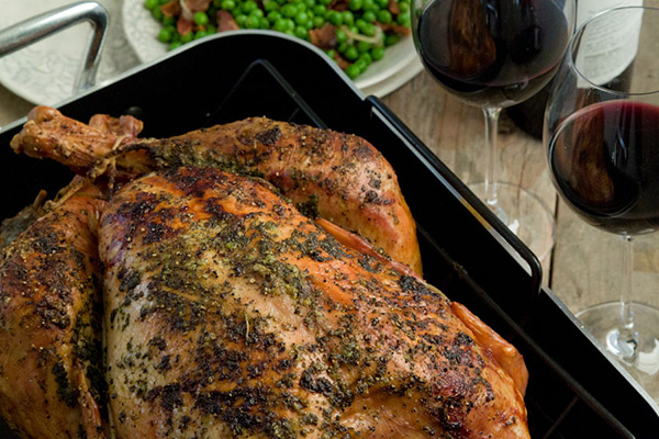 Het recept voor kalkoen voor het nieuwe jaar 2017 en kerst - in de oven, multivark, in een koekenpan, met zure roomsaus en groenten