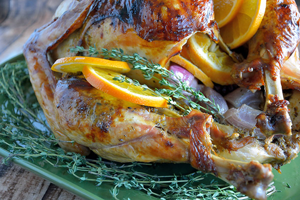 Het recept voor kalkoen voor het nieuwe jaar 2017 en kerst - in de oven, multivark, in een koekenpan, met zure roomsaus en groenten